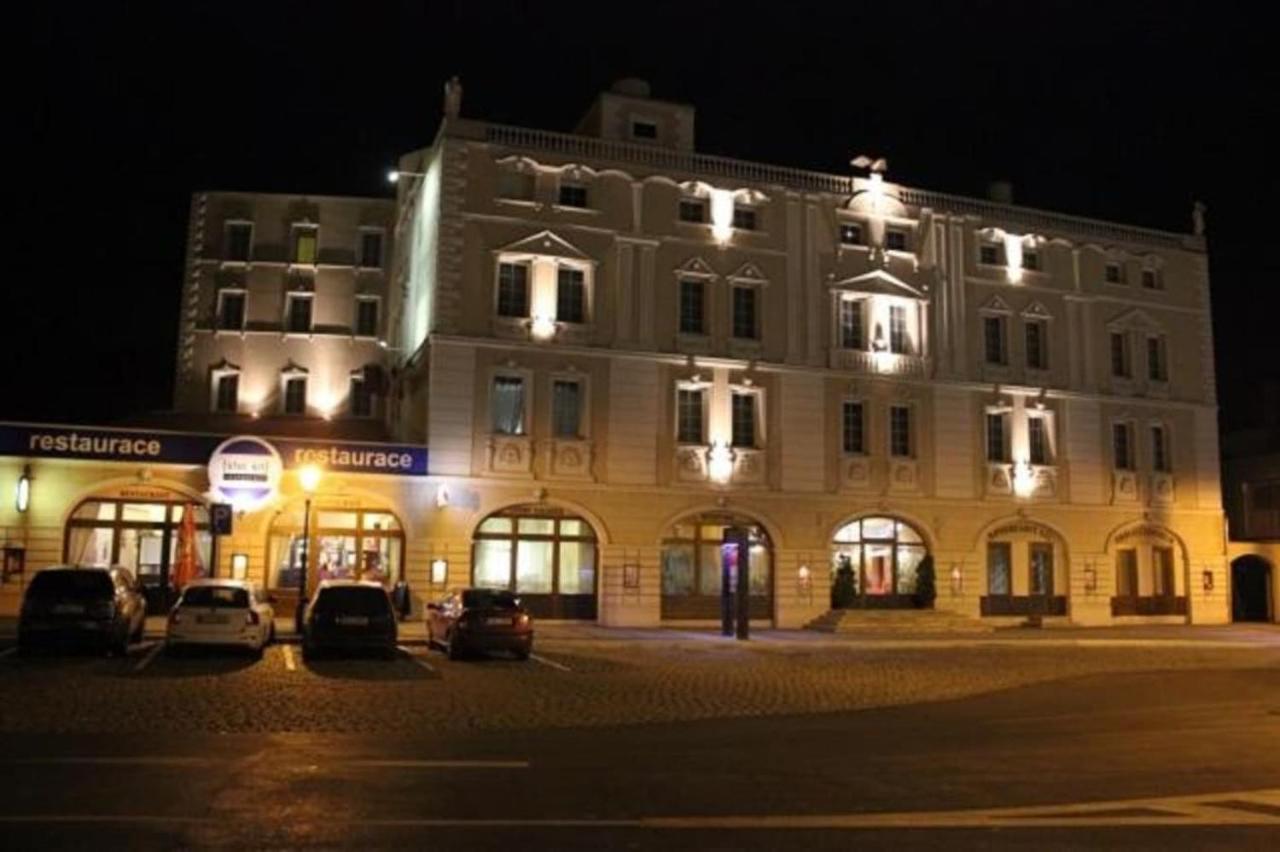 Hotel Cerny Orel Zatec ภายนอก รูปภาพ