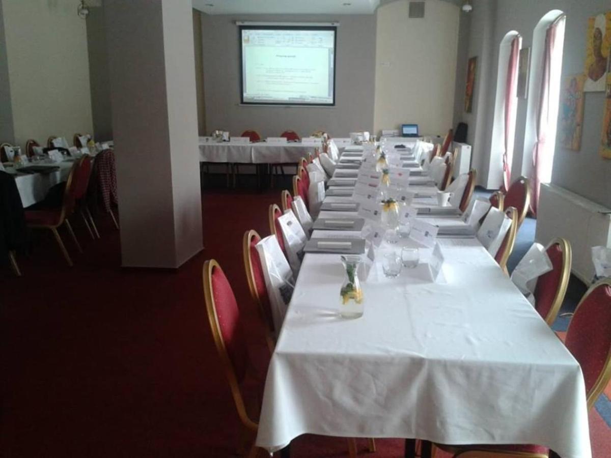 Hotel Cerny Orel Zatec ภายนอก รูปภาพ