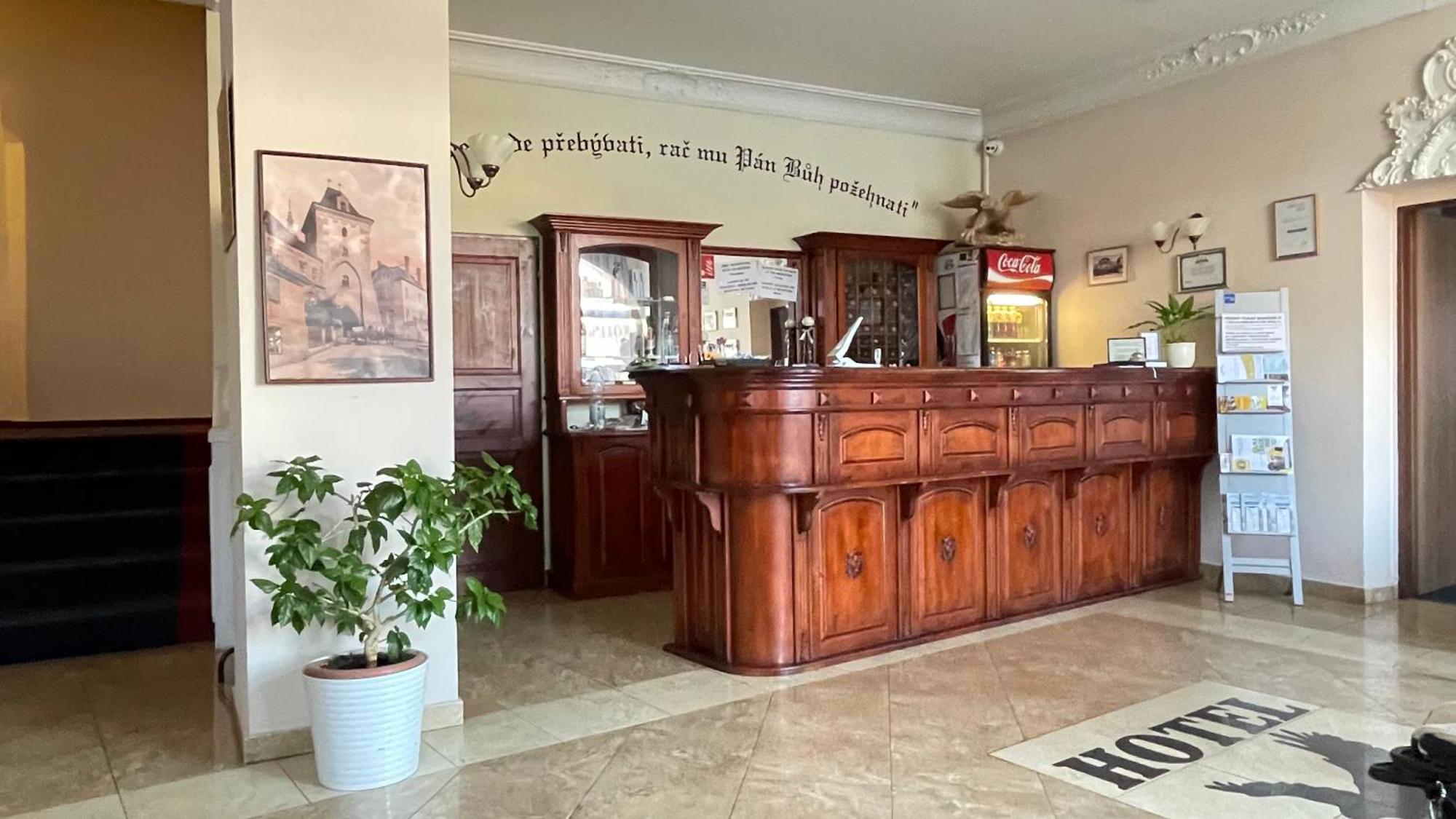 Hotel Cerny Orel Zatec ภายนอก รูปภาพ