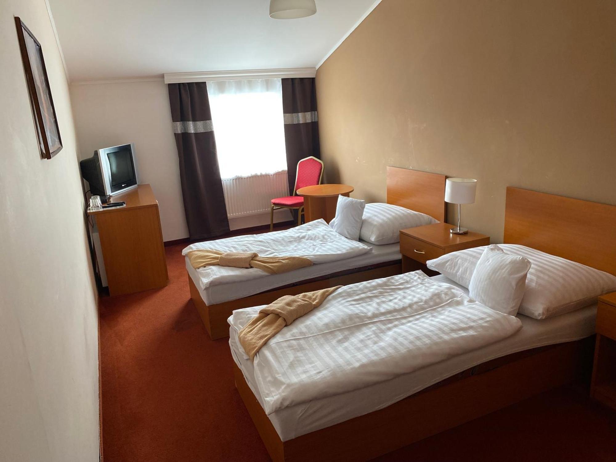 Hotel Cerny Orel Zatec ภายนอก รูปภาพ