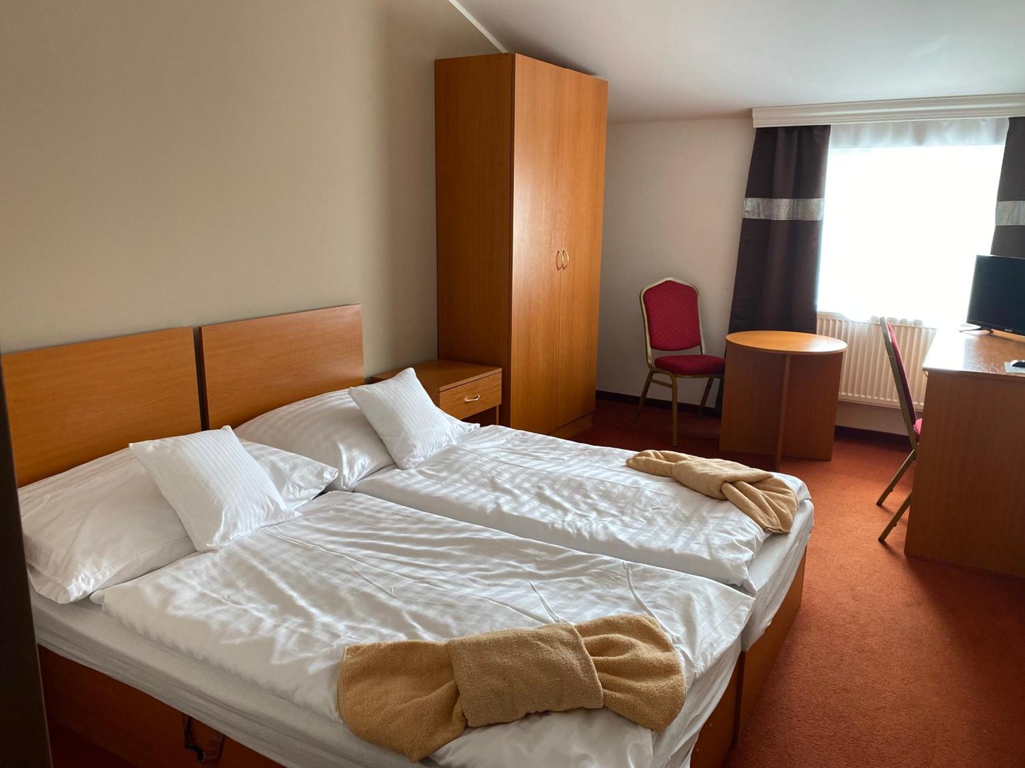 Hotel Cerny Orel Zatec ภายนอก รูปภาพ